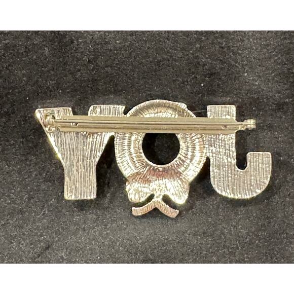 Vintage JOY Christmas Wreath Pin – Enamel & Rhinestone Holiday Brooch CP48 - Picture 4 of 4